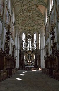 interiér kostela - pohled k hlavnímu oltáři