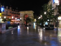 noční náměstí s Vítězným obloukem