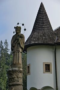slovenský věžicový arkýř se sochou českého světce