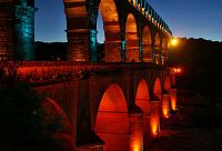 večerní posezení u Pont du Gard