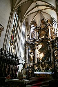 hlavní oltář v kostele sv. Jakuba