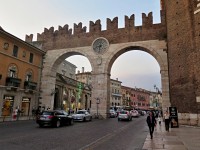 Verona – městská brána Podprsenka  (Portoni della Bra)