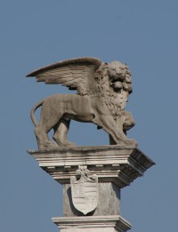 sloup s benátským lvem 