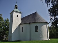 klasicistní kostel s gotickou věží