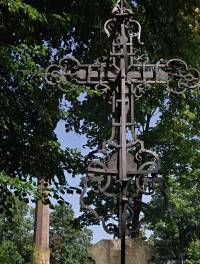 kříž zezadu, v pozadí komín někdejší janovické špulkárny