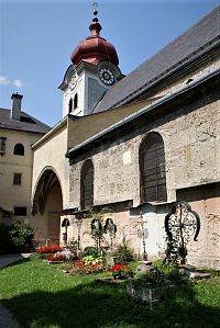 kostel s předsíní a klášterním hřbitovem