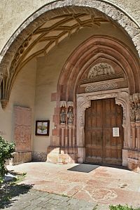 předsíň s gotickým portálem