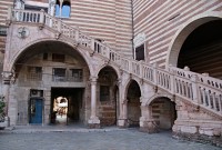 Verona – venkovní schodiště paláce Ragione  (Scala della Ragione)