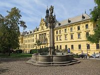 Praha (Nové Město) - kašna, socha a morový sloup sv. Josefa na Karlově náměstí
