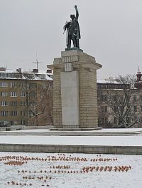 pomník Rudoarmějec se symbolickými hroby obětí války
