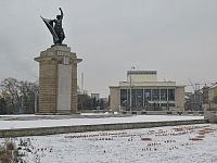 Památník osvobození, v pozadí Janáčkovo divadlo