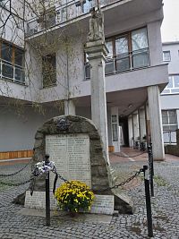 pomník obětem I. světové války, v pozadí sloup se sochou Krista