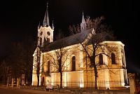 noční pohled na kostel v Nebušicích