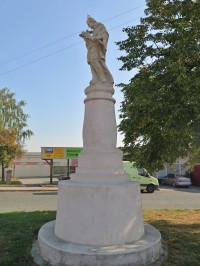 socha sv. Jana Nepomuckého na návsi