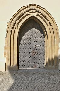 pův. pozdně gotický portál (v podobě rekonstrukce z r. 1948)