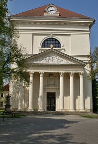 Slavkov u Brna - empírový chrám Vzkříšení Páně s klasicistním portikem