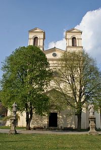 barokní kostel Nanebevzetí P.M. s klasicistním průčelím