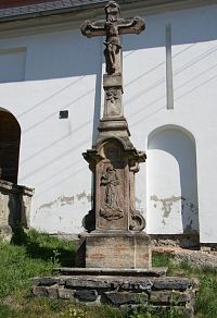 kříž před ohradní zdí