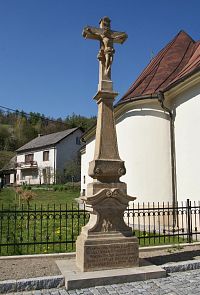 kříž vedle kaple