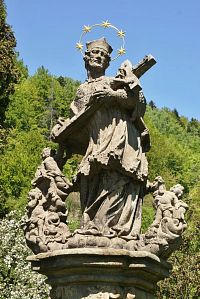 zajímavá socha Jana Nepomuckého u Černovíru