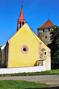 Slavkov - tvrz s kostelem sv. Bartoloměje (částečně z r. 1311)