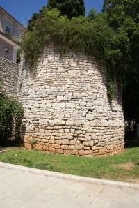 okrouhlá hradební věž