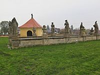 přístupová sochařská galerie a hřbitovní kaple