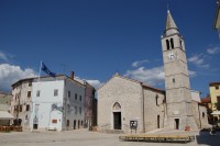 Fažana - náměstí s farním kostelem