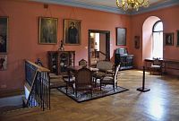 muzejní sály sídlí ve Starém zámku