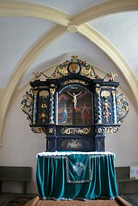 kněžiště s hlavním oltářem