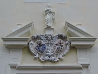 tympanon s rodovým erbem Zichyů a soškou sv. Máří Magdalény.