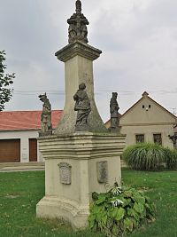 Rusovce (Bratislava)  – sloup Nejsvětější Trojice  (Trojičný stĺp, Súsošie Najsvätejšej Trojice)