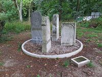 památník symbolicky připomíná zničený židovský hřbitov