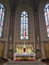 pohled do presbytáře s hlavním oltářem