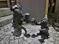 Wroclav (Vratislav) – trpaslík Ožungr a pes Pivoš  (Krasnal Piwożłopek i Pies Piwosz)