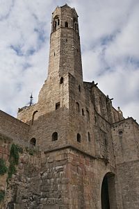 kaple stojí na římských hradbách