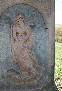 reliéf Panny Marie Bolestné na podstavci