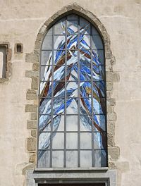 gotické okno s moderní vitráží