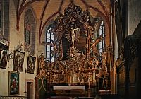 gotický presbytář s barokním oltářem