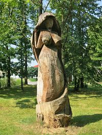 dřevěná socha občanky z Dejvic