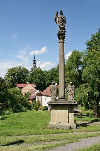 pohled přes sloup do centra Potštejna