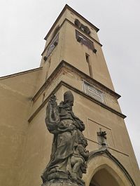 neogotická věž s barokní sochou sv. Augustina
