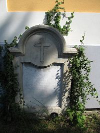 náhrobník u kostelní zdi