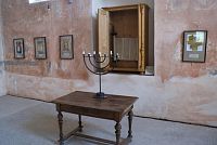 loštická synagoga - schránka na tóru a sedmiramenný svícen