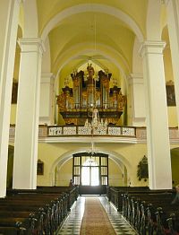 Uničov - interiér kostela Nanebevzetí Panny Marie z presbytáře