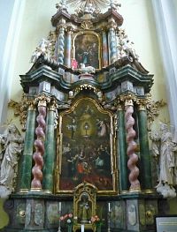barokní oltář v boční lodi
