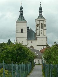 dvojvěžové průčelí kostela Nanebevzetí PM v Uničově, vpravo 8-boká Psí věž