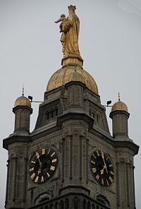 vrchol věže s Pannou Marií
