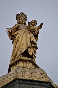 pozlacená socha Panny Marie