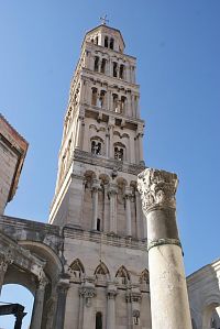 zvonice katedrály ze 13.-15. stol. je dnes vyhlídkovou věží